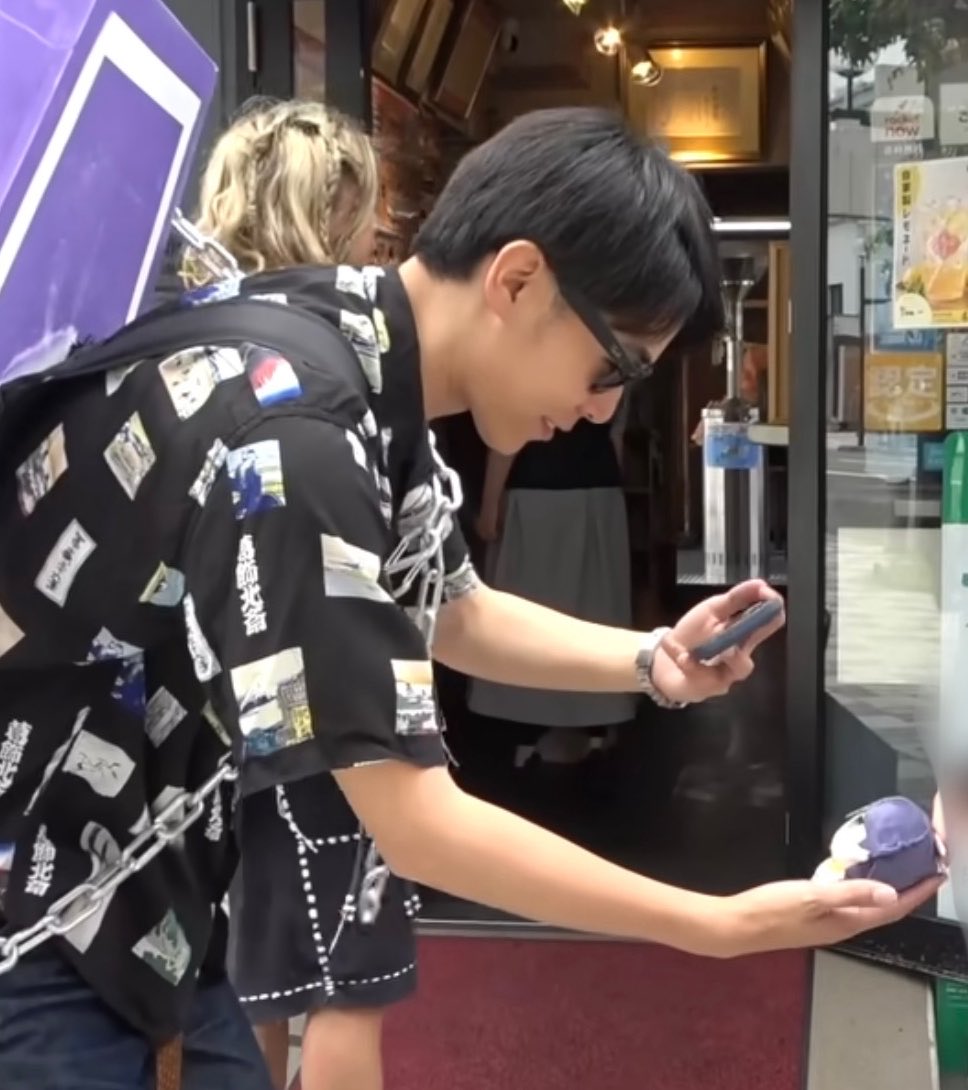 _anywhere_door's tweet photo. 東海オンエアの動画、このぬい、⚔️⋯？いや⚔️⋯⋯ではない⋯？となっていたが、完成画像で使われていた紫髪の形を見て、いや流石にこれは⚔️のにじまるっとやないかい！！！となった

https://t.co/fX1xP5eoUa https://t.co/tnhE7N1kt3