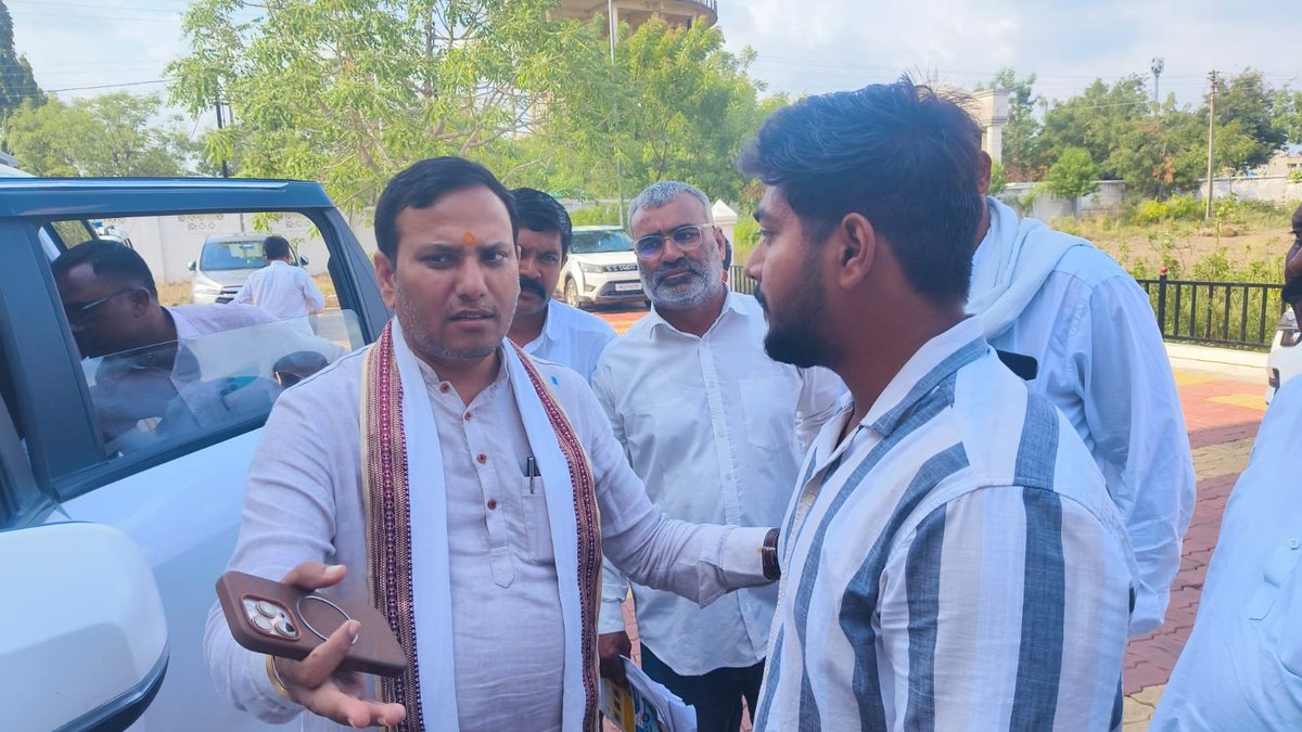 Maharashtransui's tweet photo. डॉ. पंजाबराव देशमुख कृषी विद्यापीठ, अकोला  NSUI चे अध्यक्ष प्रथमेश इंगळे पाटील यांनी आज आदरणीय आमदार अमित झनक साहेब यांची भेट घेतली.

या भेटीदरम्यान विद्यापीठातील विद्यार्थ्यांच्या वतीने बॅक पेपर परीक्षा शुल्क ₹100 वरून ₹500 करण्यात आल्याच्या प्रश्नाकडे त्यांचे लक्ष वेधण्यात आले. विद्यार्थ्यांवर पडणारा आर्थिक भार लक्षात घेऊन हे शुल्क पूर्ववत ₹100 करावे किंवा त्यामध्ये योग्य ती कपात करावी, अशी मागणी करण्यात आली.

यावेळी आमदार अमित झनक साहेब यांनी विद्यार्थ्यांची बाजू गांभीर्याने ऐकून घेतली आणि विद्यापीठाचे सदस्य म्हणून कुलगुरूंशी चर्चा करून विद्यार्थी प्रतिनिधी व कुलगुरू यांची बैठक आयोजित करण्यासाठी प्रयत्न करण्याचे आश्वासन दिले.