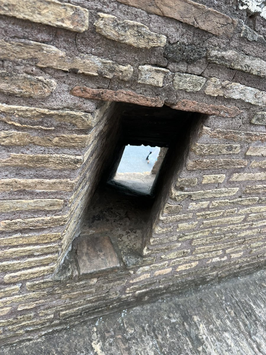 Hiroki_Arai82's tweet photo. サンタンジェロ城🏯
そして隣に見えるのがバチカン市国

九州のキリスタン大名が送り出した天正遣欧少年使節がローマ教皇に謁見したであろうサンピエトロ大聖堂。

8年以上も掛かって日本へようやく戻ったら秀吉のバテレン追放令だよなぁ…と考えると歴史の面白さが分かる。自分なら堪えられない。笑 https://t.co/zwAfT1LLYq