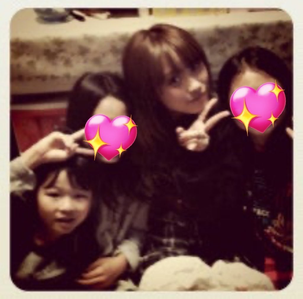 endofyoursummer's tweet photo. ด้วยความจริงใจของริคุที่ไม่เคยลืมความเคารพต่อรุ่นพี่ในวงการบันเทิงเดียวกัน พี่ไอเล่าสิ่งเหล่านั้นออกมาด้วยความปรื้มใจว่า 『ริคุเปนน้องชายที่ทำให้มีกำลังใจ』 『เปนน้องชายที่สุดจะเท่เลย』

ยิ่งไปกว่านั้น ตอนที่ริคุไปขอคำปรึกษา ตัวพี่ไอเองที่เคยผ่านปสก.ความขัดแย้งในใจสมัยเปนไอดอล ได้ให้คำปรึกษากับริคุไปว่า
『พี่อยากให้ริคุเลือกทำในสิ่งที่คิดว่าตัวเองทำแล้วสนุกไปกับมันได้จริงๆ เพราะพี่เองก้ชอบเห็นเวลาริคุทำงานอย่างมีความสุขเหมือนกันค่ะ』

พี่ไอยังให้ข้อคิดอีกว่า『ในวงการที่ทั้งเข้มงวดและโหดร้ายแบบนี้ มีคนไม่น้อยเลยที่ค่อยๆ “สูญเสียการเป็นตัวเอง” เพราะงั้นให้ “จริงใจและซื่อสัตย์กับตัวเองมากๆ แล้วสนุกไปกับสิ่งที่ทำ”』

และเพราะเปนคำพูดจากคนที่อยู่ในแสงไฟมาตลอด คำพูดเลยฟังดูมีน้ำหนัก มากไปกว่านั้นเรายังสัมผัสได้ถึงความรักที่พี่ไอมีต่อริคุด้วย

พี่ไอเลี้ยงมาตั้งแต่ตัวเท่านิ🤲🏽😭 ตอนนี้สูงกว่าพี่เค้าแล้ว(หล่อมากด้วย) โตเปนผู้ใหญ่ที่พึ่งพาได้ เปนน้องชายที่น่าภูมิใจน่าดูเลย🥹
🔗 https://t.co/2vyoEEohgQ