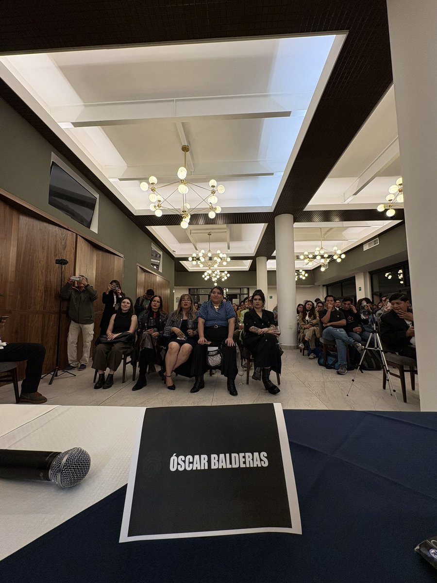 oscarbalmen's tweet photo. ¡Mil gracias a quienes nos acompañaron a la presentación del Álbum de @narcopoliticos_!

Esperen próximas presentaciones para comprar el álbum y las estampitas. https://t.co/ujax2WYwpH