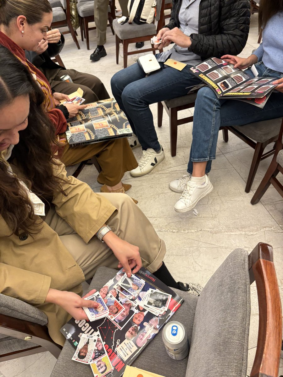 oscarbalmen's tweet photo. ¡Mil gracias a quienes nos acompañaron a la presentación del Álbum de @narcopoliticos_!

Esperen próximas presentaciones para comprar el álbum y las estampitas. https://t.co/ujax2WYwpH