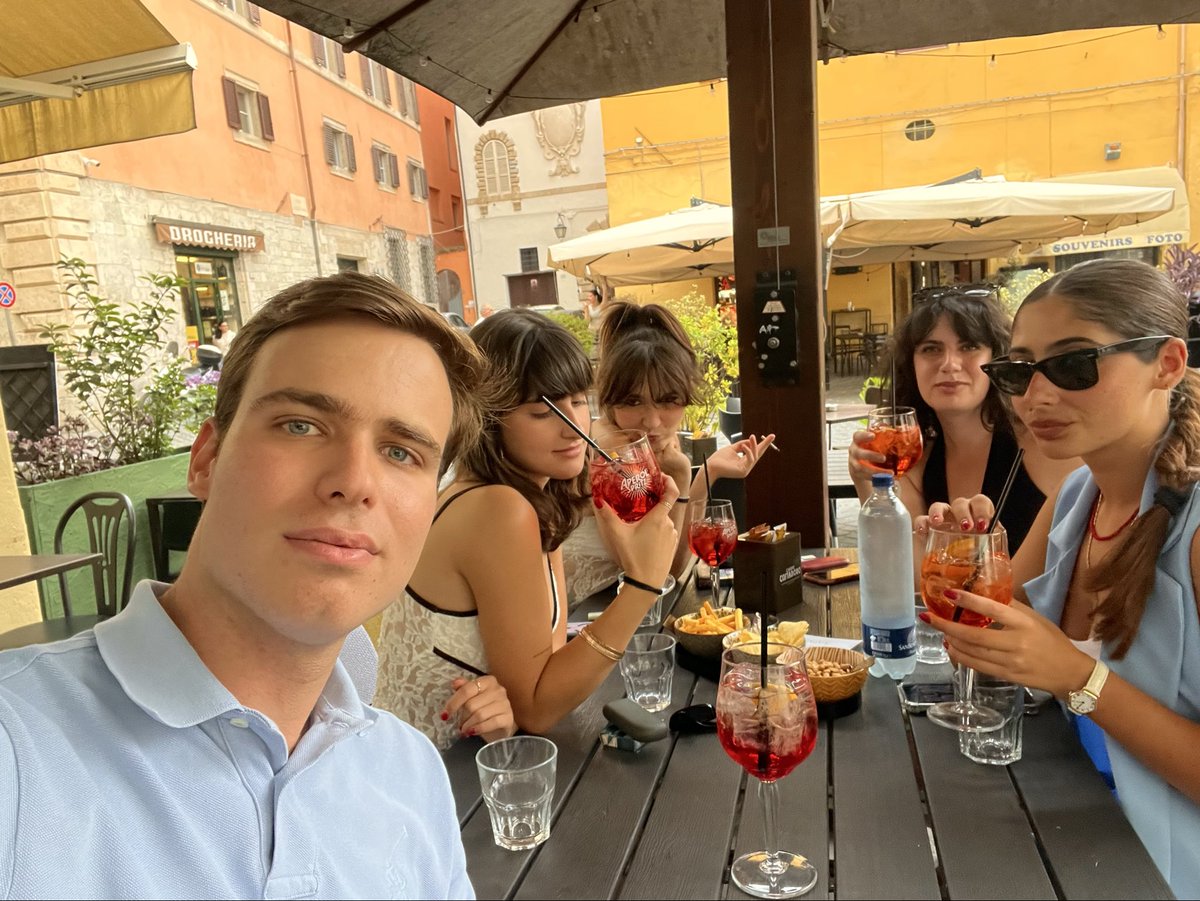 veronicagallooo's tweet photo. Gang riunita a Spoleto per il big event di questa sera ma prima…. spritz! #mikaciama https://t.co/mv32YbnghQ