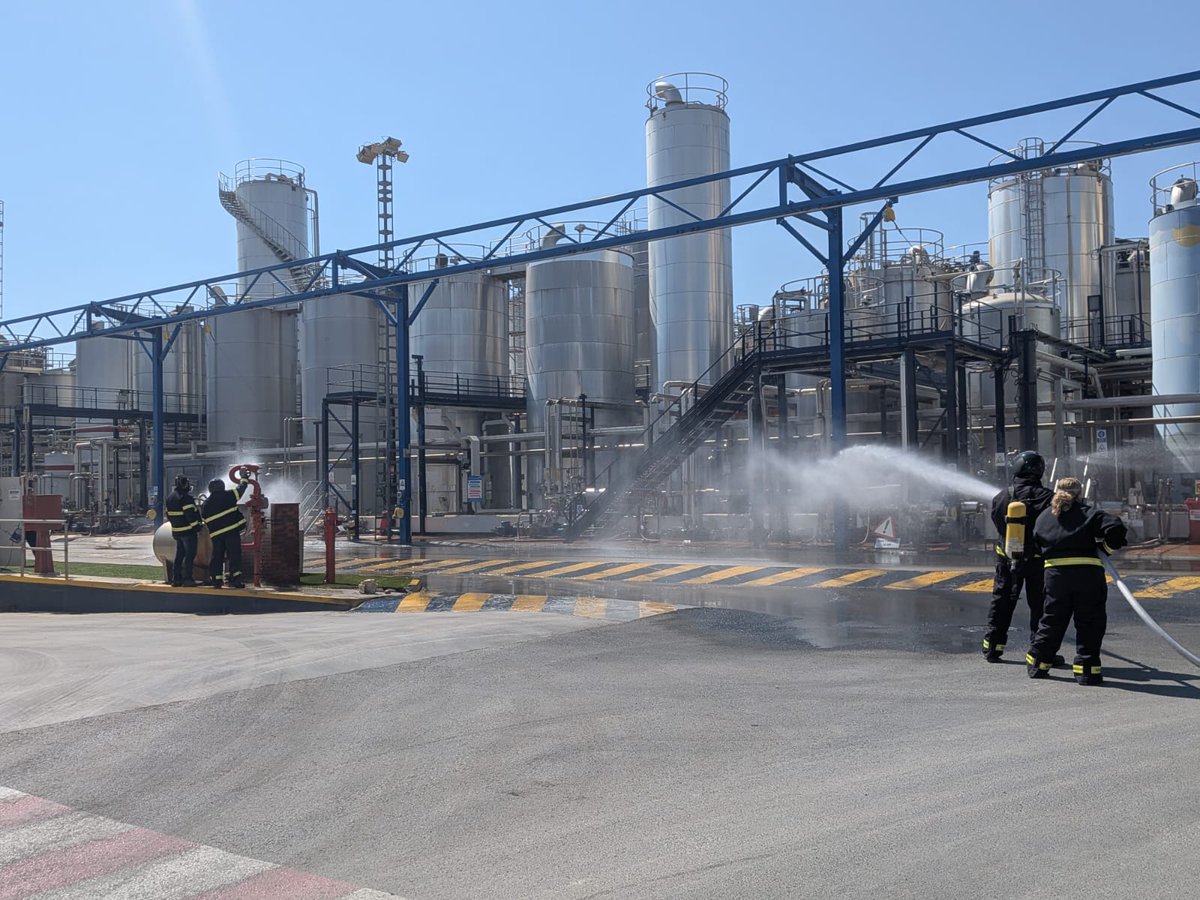 GVA112's tweet photo. La Agencia Valenciana de Seguridad y Respuesta a las Emergencias ha coordinado un simulacro en el polígono de Quart de Poblet.

🏭Se ha simulado un accidente químico que ha activado el Plan de Emergencia Interior de la empresa PPG Ibérica y el Plan Exterior de todo el polígono. https://t.co/dlyeuDbba2