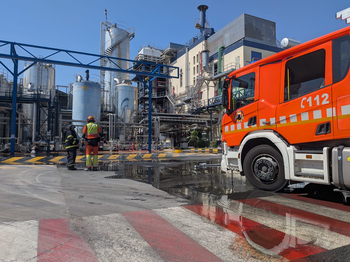 GVA112's tweet photo. La Agencia Valenciana de Seguridad y Respuesta a las Emergencias ha coordinado un simulacro en el polígono de Quart de Poblet.

🏭Se ha simulado un accidente químico que ha activado el Plan de Emergencia Interior de la empresa PPG Ibérica y el Plan Exterior de todo el polígono. https://t.co/dlyeuDbba2