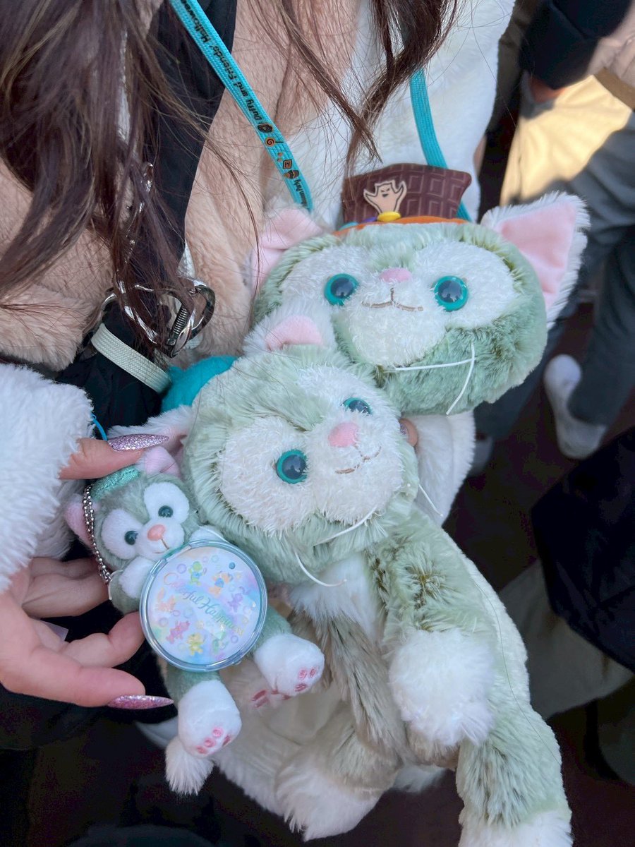 cii_bissyu's tweet photo. 年明けすぐに行ったときは、ジェラトーニ���ラーのニットで楽しんだ💖ジェラトーニくんお誕生日おめでとう🎨🖼️🖌️ https://t.co/CMhqHkw63N