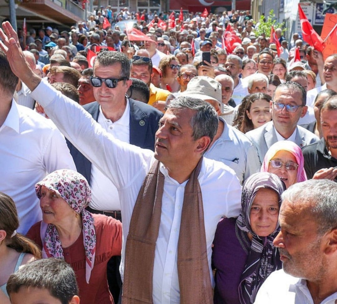 Pardonhaber's tweet photo. CHP'li Mustafa Balbay'dan gündemi sarsacak kulis;

"Özgür Özel'in deyimiyle karpuz gibi ikiye bölünme olmayınca, CHP bir bütün olarak Özgür Özel'le yürüyünce yüksek sesle düşünmeler başlamış.

Acaba Yargıtay'da bu işi değiştirsek mi? Döndürüp tekrar Özgür Özel gelebilir deyip bu rüzgarı öyle dindirebilir miyiz?

İktidar katlarında, Yargıtay'da bu işi çevirsek de bu rüzgarı alabora etsek mi diye bir arayış olduğunu kulis bilgisi olarak paylaşmak isterim."