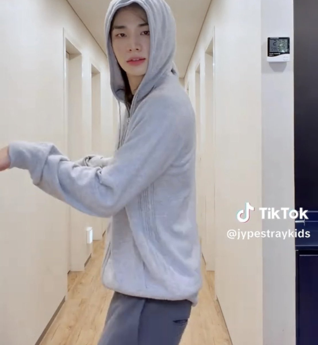 ittdecays's tweet photo. he turns to the side and his waist disappears, never beating pretty princess babygirl allegations😞(lino's omega truly) https://t.co/ZTY4lmU667