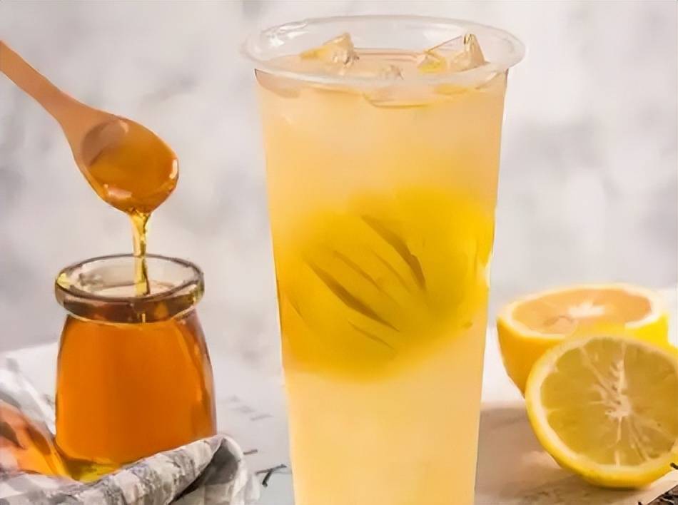joane88's tweet photo. Cool down with my 2-step iced honey lemon tea! Squeeze 1 lemon, mix with 2 tbsp honey, top with cold water u0026 ice. No fancy tools, perfect summer pick-me-up ， https://t.co/fCxh5XC7wT