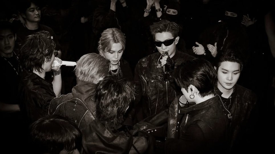 winterrenoir's tweet photo. yoongi never looking back during the band chant  🚬 https://t.co/b9weuZ4p1o