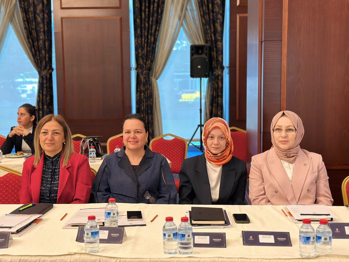 ZehraNurAydemr's tweet photo. Aile ve Sosyal Hizmetler Bakanımız Sayın @MahinurOzdemir’ın katılımlarıyla AK Parti Genel Merkez Kadın Kolları Başkanlığımızın düzenlediği “Medeniyetimizin Değerlerinden Kadın Politikaları İstişare Toplantısı”na katıldık.

Güçlü aile yapısı, kadının toplumdaki önemi ve nesiller arası bağların canlı tutulması hedefiyle çalıştay programımızı gerçekleştirdik. 

📍AK Parti Genel Merkez