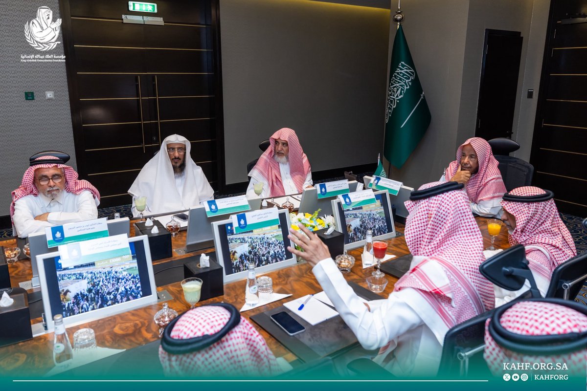 Koodoo_2030's tweet photo. الحمد لله!
سعدتُ بالأمس وتشرفتُ بلقاء ومرافقة مشايخي أصحاب المعالي والفضيلة:
معالي الشيخ عبدالله المطلق
ومعالي الشيخ صالح آل الشيخ
وفضيلة الشيخ سليمان الماجد
-
في زيارةٍ إلى مؤسسة الملك عبدالله الإنسانية، حيث اطلعنا على جهودها وبرامجها الإنسانية المباركة...

نسأل اللهﷻأن يبارك في أعمالها، وأن يجعلها في موازين حسنات الملك عبدالله بن عبدالعزيز رحمه الله...