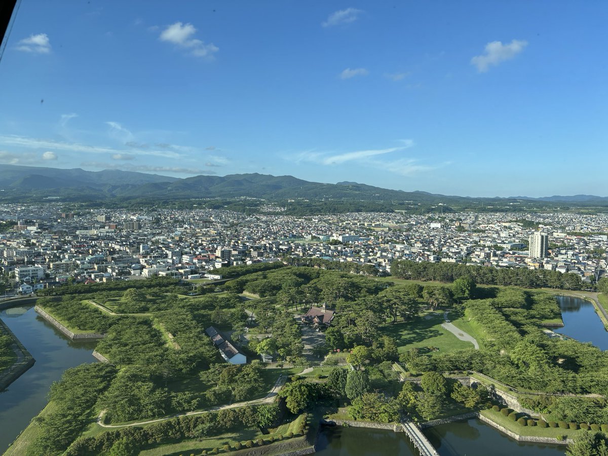 yakippe1229's tweet photo. 五稜郭タワー良かったです。
五稜郭も歩いたけど迷路みたいになっててグルグルしてた。
何とか脱出してタワー前のお寿司屋さんでたらふく食いました。
ラキピ、大沼団子、ソフトクリーム、寿司、美味かった。 https://t.co/MLRmkaiduV