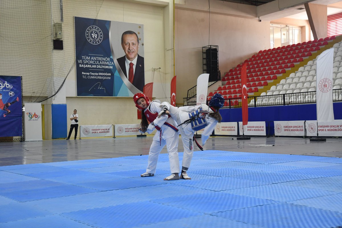 GSB_Eskisehir's tweet photo. 🏃‍♀️🤸‍♂️ GSB SPOR OKULLARI AÇILIŞI PORSUK SPOR SALONU'NDA GERÇEKLEŞTİRİLDİ

Çocuklarımızın ve gençlerimizin yaz tatilini sporla, hareketle ve eğlenerek geçirmeleri amacıyla düzenlenen GSB Spor Okulları'nın açılışı Porsuk Spor Salonu'nda gerçekleştirildi. https://t.co/lPULHNd330