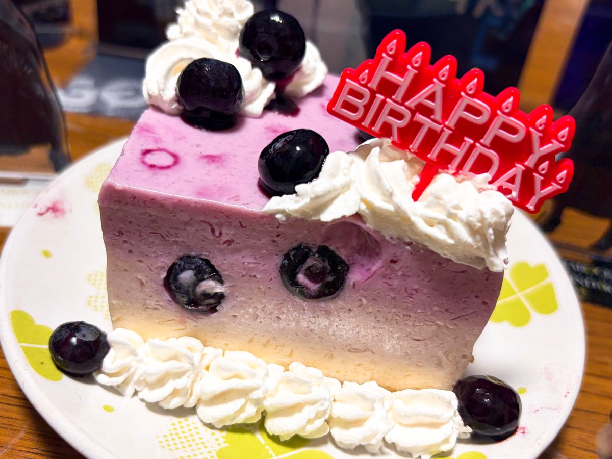 ambiguous_love_'s tweet photo. ケーキはブルーベリーのレアチーズケーキ🎂
紫のグラデーションになるように作ってみました🙌💜
「生クリームなしでヘルシー！」って書いてあったのに生クリームでデコってて±0😇笑
こうやってお祝いするの楽しいな〜〜〜🫶 https://t.co/Igj3Lhphe9