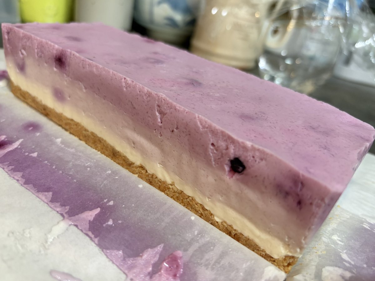 ambiguous_love_'s tweet photo. ケーキはブルーベリーのレアチーズケーキ🎂
紫のグラデーションになるように作ってみました🙌💜
「生クリームなしでヘルシー！」って書いてあったのに生クリームでデコってて±0😇笑
こうやってお祝いするの楽しいな〜〜〜🫶 https://t.co/Igj3Lhphe9