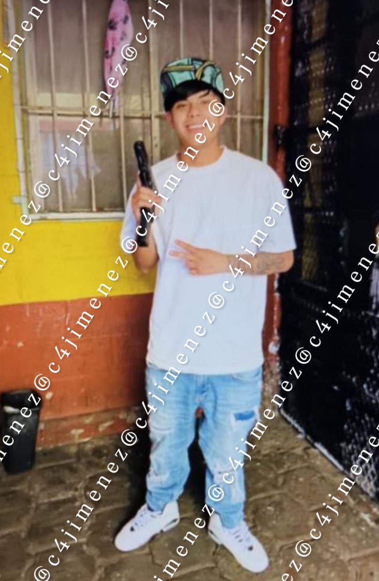 c4jimenez's tweet photo. CAE SICARIO del UJ40; SE LLAMA TRONS
Es Trons Emir Cerros
Forma parte del grupo de chamacos matones q opera para La Unión.
Vive en Carpintería en La Morelos.
Y así se lucia armado.
Agentes de Inteligencia de @SSC_CDMX lo ubicaron y detuvieron anoche.
Así acabó en @FiscaliaCDMX https://t.co/kEaPiKLtX6