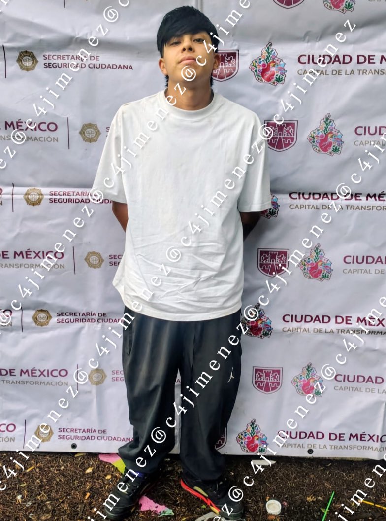 c4jimenez's tweet photo. CAE SICARIO del UJ40; SE LLAMA TRONS
Es Trons Emir Cerros
Forma parte del grupo de chamacos matones q opera para La Unión.
Vive en Carpintería en La Morelos.
Y así se lucia armado.
Agentes de Inteligencia de @SSC_CDMX lo ubicaron y detuvieron anoche.
Así acabó en @FiscaliaCDMX https://t.co/kEaPiKLtX6