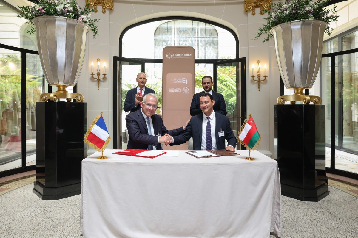 Latitude_eu's tweet photo. Launch capability takes more than hardware. 🚀 

Latitude and Etlaq Spaceport signed a Letter of Intent at the France–Oman Business Forum (by @MEDEF_I), during the meeting between Sultan Haitham bin Tariq Al Said and President @EmmanuelMacron. 

A step closer to Oman 2027. 🇫🇷 🇴🇲 https://t.co/LTWH8Snwgc
