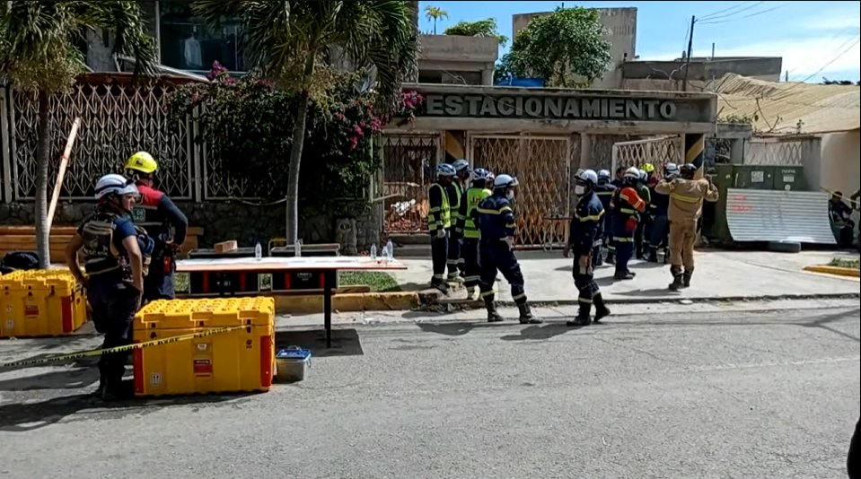 AndrewsAbreu's tweet photo. #URGENTE 10:24am Continúan las labores de rescate de Hernán Alberto Gil Flores, 44 años, quien permanece atrapado entre los escombros, en el centro comercial Galerías Playa Grande.

#ENDESARROLLO https://t.co/jx9zFjOAT4