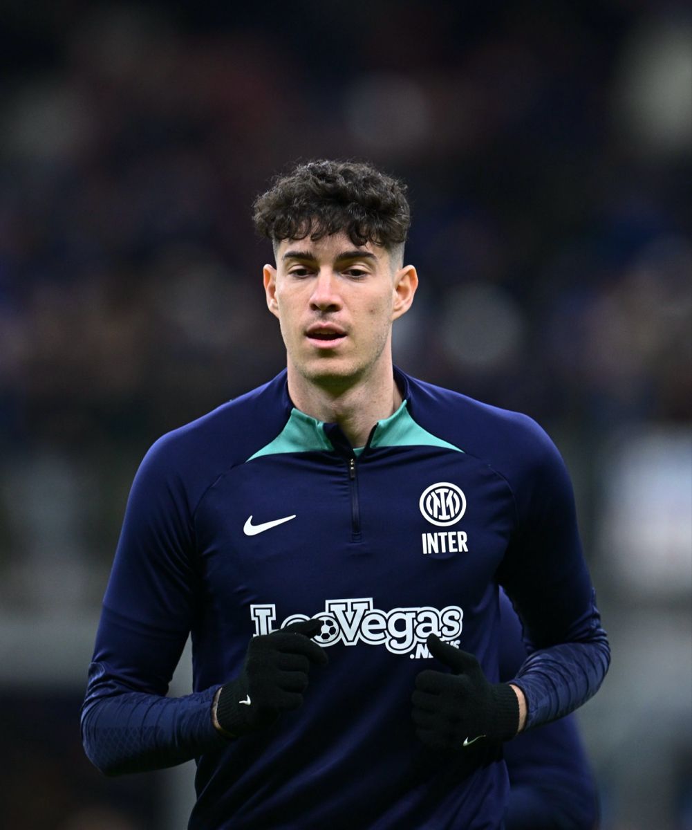 AdriRM33's tweet photo. 🚨 José Mourinho quiere a BASTONI como fichaje para el puesto de CENTRAL en el Real Madrid este verano.

Es la opción FAVORITA de Mourinho para la defensa.

Va a ser el QUINTO FICHAJE del REAL MADRID.

{ @latigoserrano } https://t.co/1pfCEFddUd
