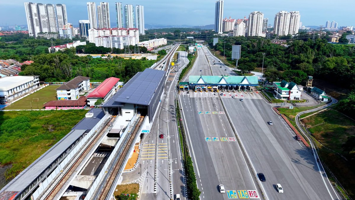 annoyedmsian's tweet photo. Welcome to the Klang Valley, where LRT stations are built to drop you off next to busy highways &amp; toll plazas. 
Where planners don’t use brains when designing our cities. 🙄

Photo Credit: Fawwaz Media (FB) https://t.co/k5l3JAhpg7