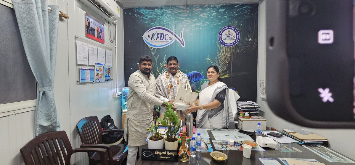 bhara70858's tweet photo. ಬೆಂಗಳೂರಿನ ಮೀನುಗಾರಿಕೆ ಅಭಿವೃದ್ಧಿ ನಿಗಮದ ಕೇಂದ್ರ ಕಚೇರಿಗೆ ಸೌಜನ್ಯ ಭೇಟಿ ನೀಡಿದರು.
 ಅಧ್ಯಕ್ಷರಾದ ಶ್ರೀಮತಿ ಮಾಲಾ ಬಿ. ನಾರಾಯಣ ರಾವ್ ಅವರು ಉಪ್ಪಾರ. ಅಭಿವೃದ್ಧಿ ನಿಗಮದ ಅಧ್ಯಕ್ಷರನ್ನು ಆತ್ಮೀಯವಾಗಿ ಸ್ವಾಗತಿಸಿ ಸನ್ಮಾನಿಸಿದರು.
ಉಭಯ ನಿಗಮಗಳ ಅಭಿವೃದ್ಧಿ ಹಾಗೂ ಪರಸ್ಪರ ಸಹಕಾರದ ಕುರಿತು ಚರ್ಚೆ ನಡೆಯಿತು.
#bengaluru https://t.co/9SxRS6V5gX