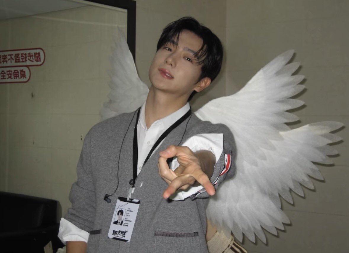 hyundd1e's tweet photo. 야근하다가 뒤돌아보면
👇🏽👇🏽요 아이 잇을것같죠
귀신인줄알고 화들짝놀라서
손으로 십자가 표시하면

날개달렸잖아 안 보여? 수호천사몰라?

하면서 날개꼼질꼼질 댈것같음
근데 날진못할것같아요 (…)
날개 꼼질대면서 뚜벅이 생활하실듯하네요 https://t.co/yxnueQ8FZs