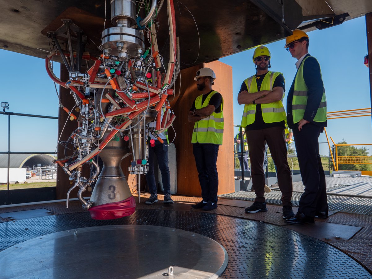 Latitude_eu's tweet photo. Launch capability takes more than hardware. 🚀 

Latitude and Etlaq Spaceport signed a Letter of Intent at the France–Oman Business Forum (by @MEDEF_I), during the meeting between Sultan Haitham bin Tariq Al Said and President @EmmanuelMacron. 

A step closer to Oman 2027. 🇫🇷 🇴🇲 https://t.co/LTWH8Snwgc