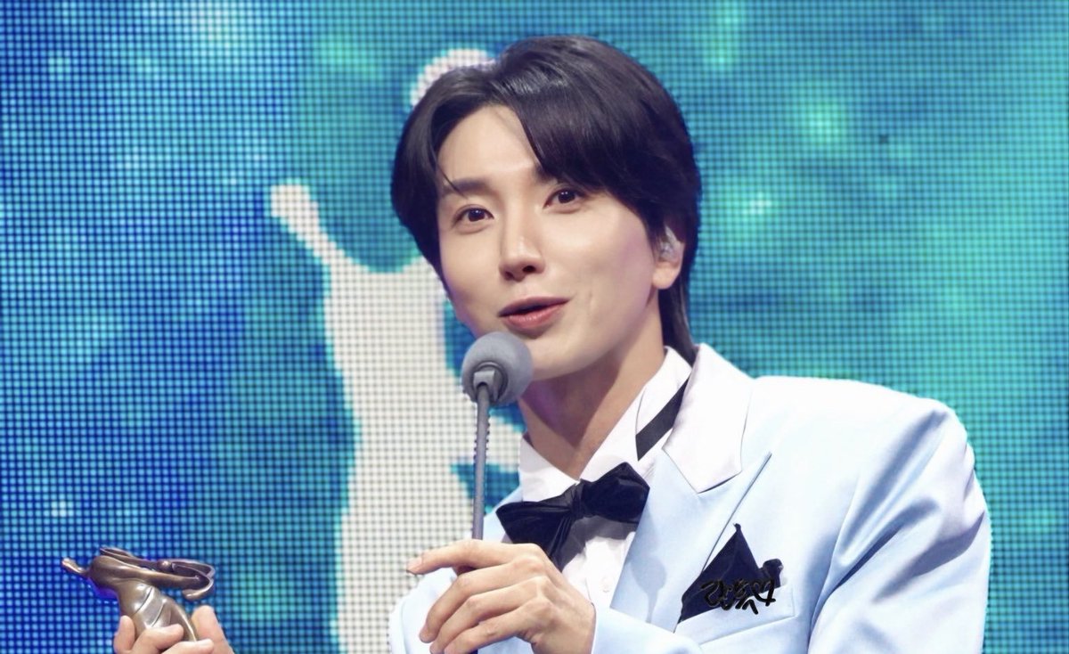 sjpopbase's tweet photo. Happy 43rd birthday to the nation’s MC, LEETEUK.

After debuting in 2005, he quickly found his place in variety and hosting while navigating the growing K-pop scene. One of the greatest K-pop leaders, his fierce determination helped SUPER JUNIOR stand strong today, 20 years on. https://t.co/SDzuUiy65l