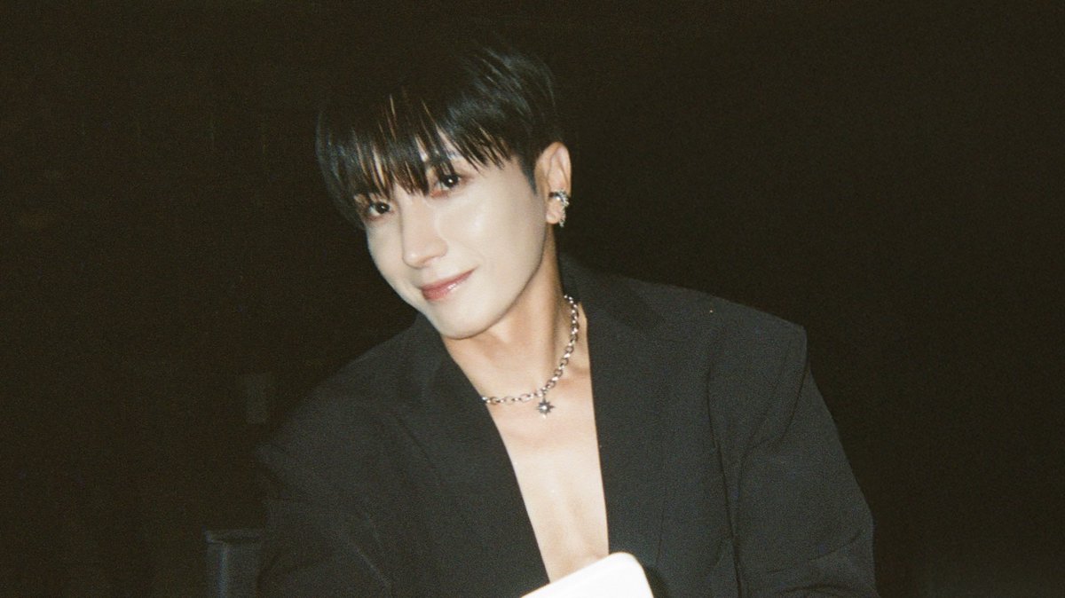 sjpopbase's tweet photo. Happy 43rd birthday to the nation’s MC, LEETEUK.

After debuting in 2005, he quickly found his place in variety and hosting while navigating the growing K-pop scene. One of the greatest K-pop leaders, his fierce determination helped SUPER JUNIOR stand strong today, 20 years on. https://t.co/SDzuUiy65l