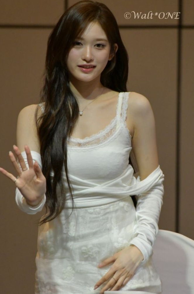 FunJon74599's tweet photo. Ahyeon 爆乳的流量，相信暫時00尾出生韓國偶像不敢如此大尺度，不過跟Ahyeon 也是2007年出生的Leeseo 李賢瑞 (組圖)，其實更早行性感，跟她隊友張員瑛一樣心態，畢竟IVE是當紅女團，性感尺度有保留。但Ahyeon 這次演出猶如投下重型炸彈，韓國女團將會更年輕的去行性感。 https://t.co/Iq1ZHJE2FR