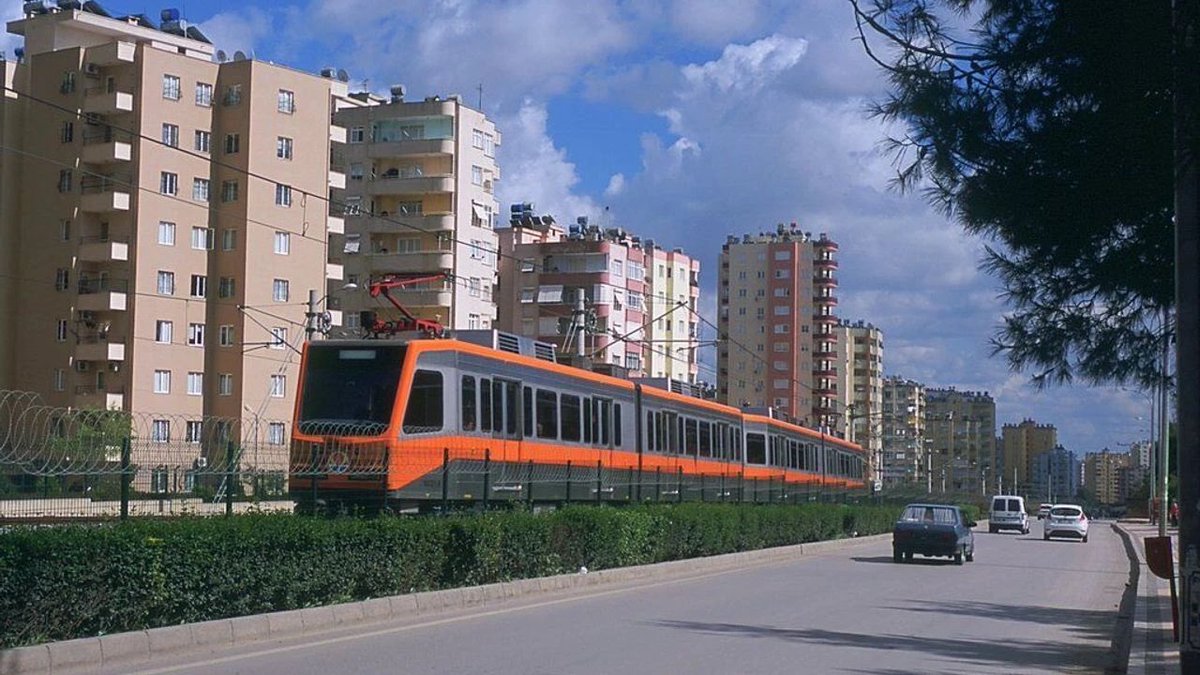 KulisHaber21's tweet photo. 🔴Diyarbakır 2 Milyon nüfusu ile Türkiye’nin en büyük nüfusa sahip 10 şehrinden birisi.

Ancak Diyarbakır, bu ilk 10 şehir arasında;

♦️Şehir ulaşımında metro, metrobüs, tramvay ağı gibi alternatif toplu ulaşım araçları olmayan tek şehir!

Bu eksiklik ne zaman giderilecek❓ https://t.co/STNuQk7S6M