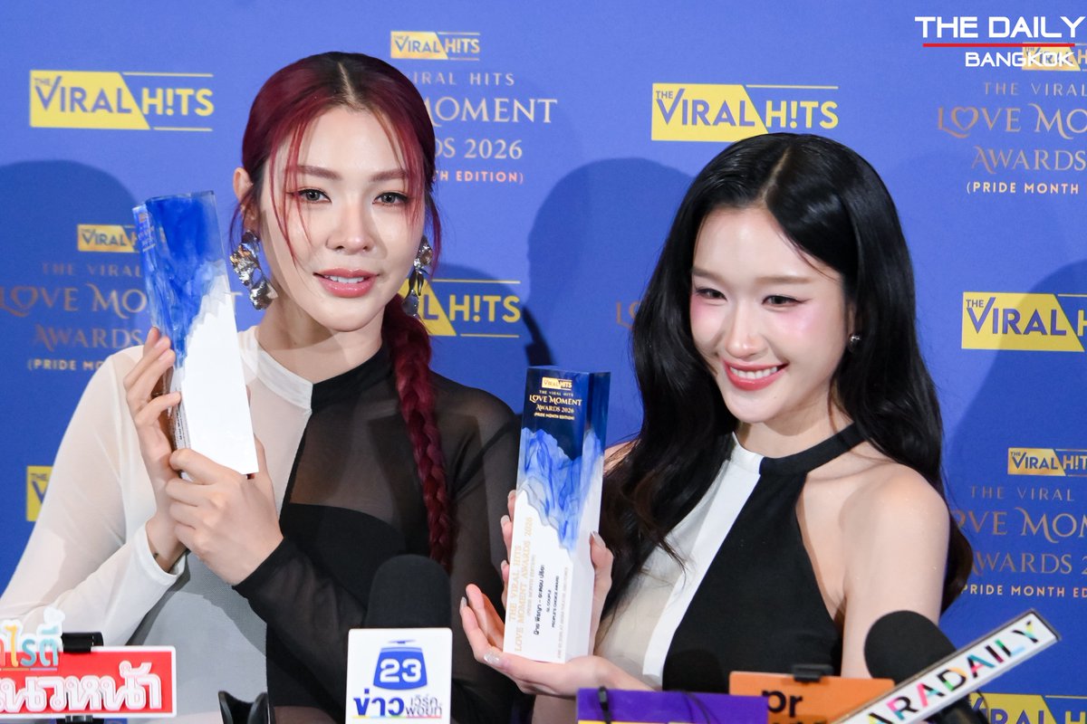 thedailybkk's tweet photo. "ฝ้าย - อะตอม" กับรางวัล "คู่ GL ยอดนิยมแห่งมหาชน" ในงาน "The Viral Hits Love Moment Awards 2026"

FAYEATOM AT TVHLM AWARDS
#TVHLMA2026xFayeAtom 
#FayeAtom #FayePeraya #AtomPariya 
#TheViralHitsLoveMomentAwards2026 https://t.co/xXTYsQPcyj