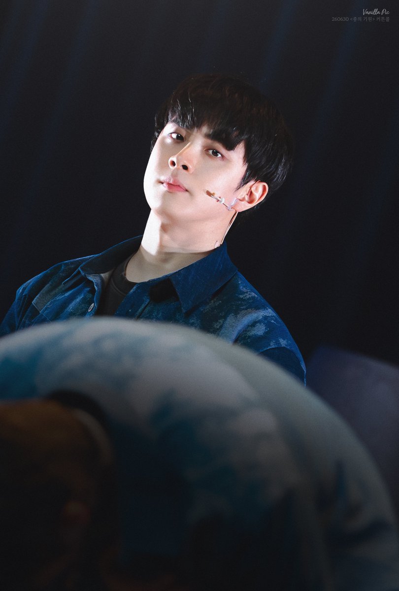 VanillaPic's tweet photo. 260630 <종의 기원> 커튼콜
#신은총 한유진

역시 이런 느낌의 연기 잘하는구나 https://t.co/7mt1XP2UCU