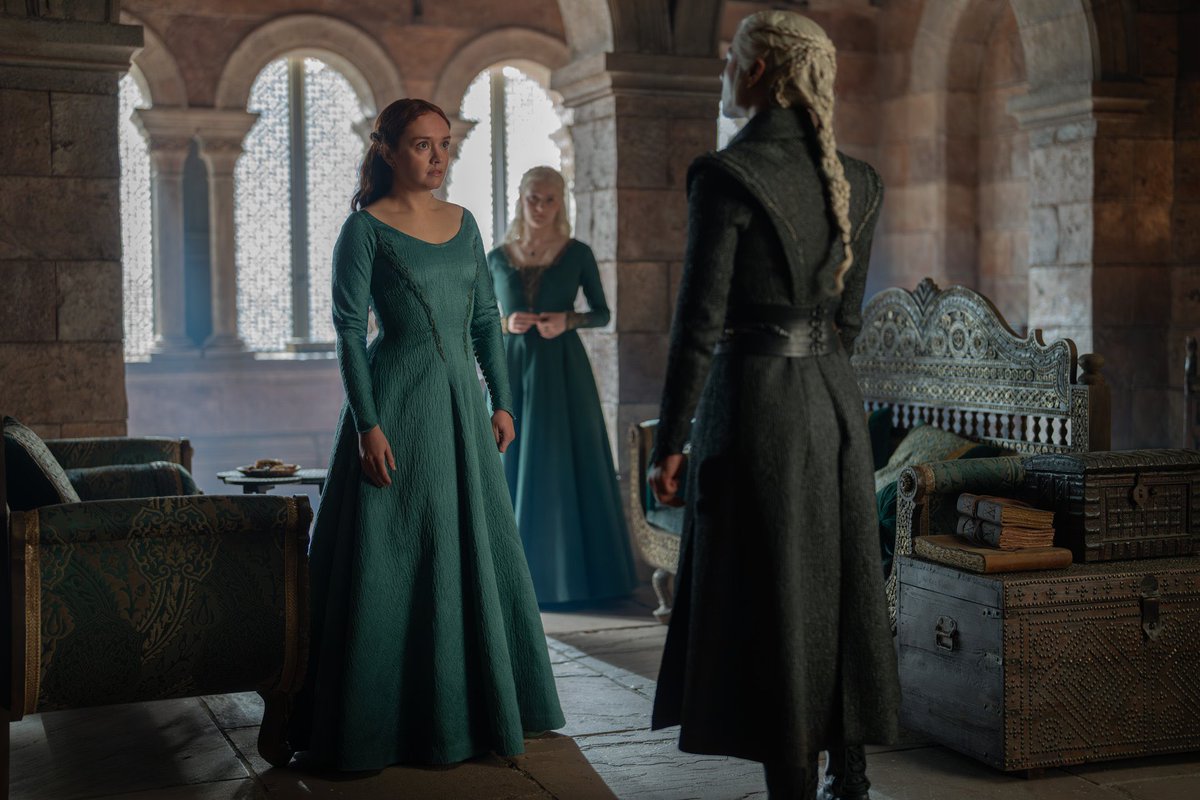 PreviouslySerie's tweet photo. #HouseOfTheDragon
#LaCasaDelDragón

⚠️ATENCIÓN⚠️

¿¿Cuánto durará la reina en el trono de hierro??😱😱

Fotos promocionales del capítulo 3x03 que llega a @HBOMaxES el próximo lunes🙌🏻🙌🏻🙌🏻🙌🏻 https://t.co/B1HSn0GwF3