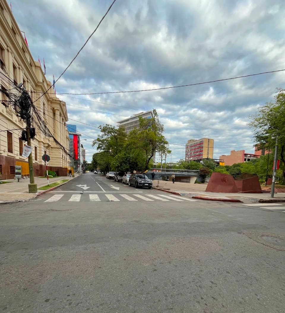 luisbello_asu's tweet photo. El Centro vibró con la victoria de nuestra querida Albirroja. 🇵🇾

Mientras la ciudad celebraba, nuestras cuadrillas operativas trabajaron durante toda la madrugada en los principales puntos de festejo para que, desde las primeras horas del día, Asunción volviera a estar limpia, ordenada y lista para todos. 💪🏼