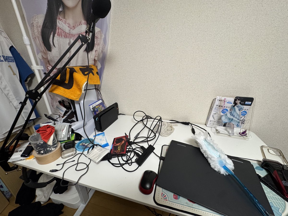 kitogaim6's tweet photo. お茶飲むかって思ったら思いっきりpcにぶちまけて焦って拭いてる
マジで火曜日に何してんだろう https://t.co/0VDsEFPbgO