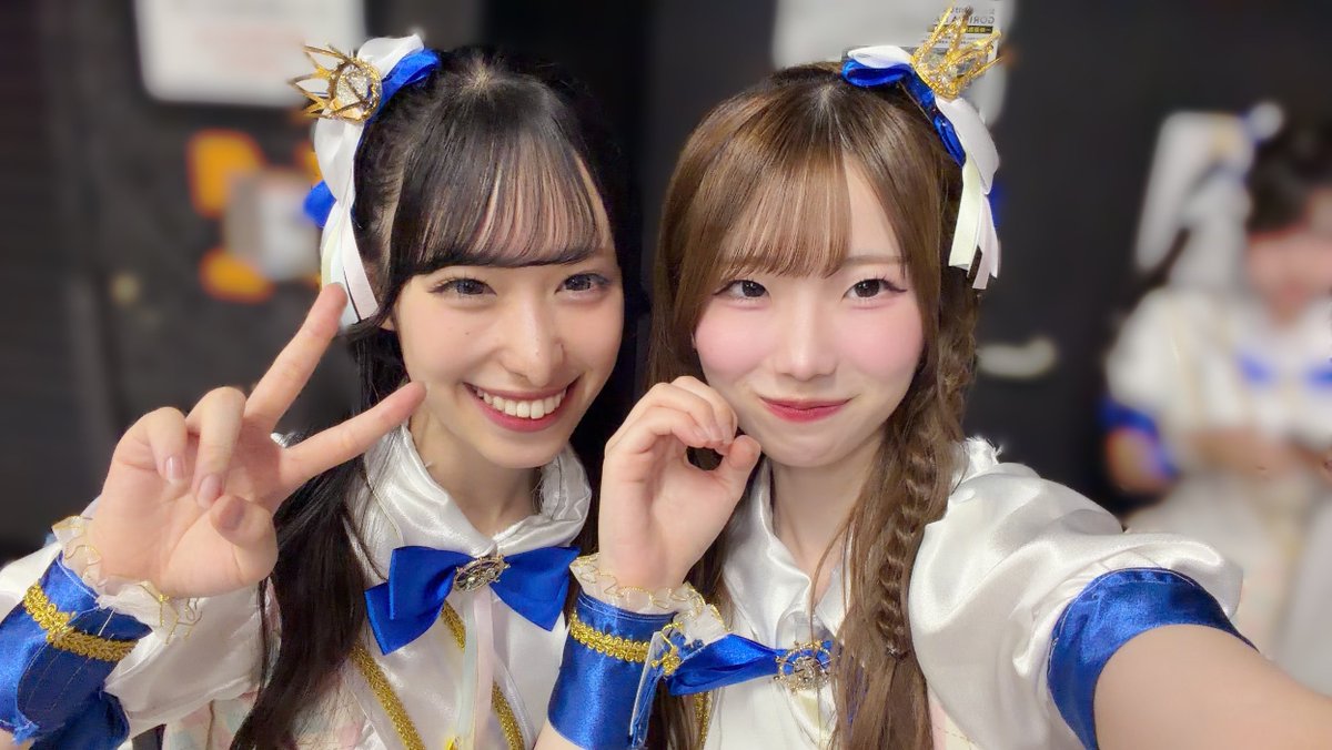mio_kittyeye's tweet photo. りおちゃんお誕生日おめでとう🩶

この前一緒に2️⃣0️⃣歳ポーズした時の写真！！2回生ズのお姉さんズ（やかましい）です〜✨りおちゃんにとって、素敵な1年になりますように⭐️ https://t.co/L8RkuZVBzM