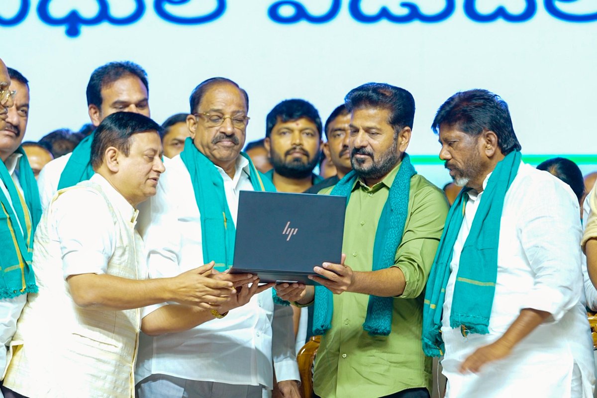 TGKRAMESH's tweet photo. శిల్పాక‌ళా వేదిక లో రైతు భ‌రోసా నిధులు విడుద‌ల చేసిన‌ ముఖ్య‌మంత్రి రేవంత్ రెడ్డి ,డిప్యూటీ సీఎం భట్టి విక్రమార్క.

తొలివిడ‌త‌లో 41.37 లక్ష‌ల మంది రైతుల ఖాతాల్లో 2,482.02 కోట్లు జ‌మచేయ‌నున్న ప్ర‌భుత్వం. https://t.co/uqxSqcBdD3