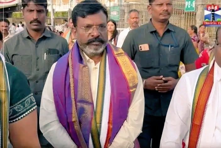 despoters_12345's tweet photo. திமுக கூட்டணில இருந்துட்டே திமுகவை விமர்சனம் பண்ண திருமாவுக்கு நிறைய தொண்டர்கள் மனதார இருந்தாங்க, ஊடகத்துல பேச சங்கதமிழன் இருந்தான்... இப்ப விஜய் கூட்டணில இருந்து விஜயை விமர்சிக்க எந்த தொண்டனும் இல்ல, இப்படியே விட்டா நம்ம பவுசி நாரிடும்னு அவனுங்க செட் பண்ணி இருக்க ஆளுதான் SS பாலாஜி போல... எந்த ஆட்சி வந்தாலும் இவன் பொழைப்பு மட்டும் நல்லாதான் ஓடிட்டு இருக்கு....