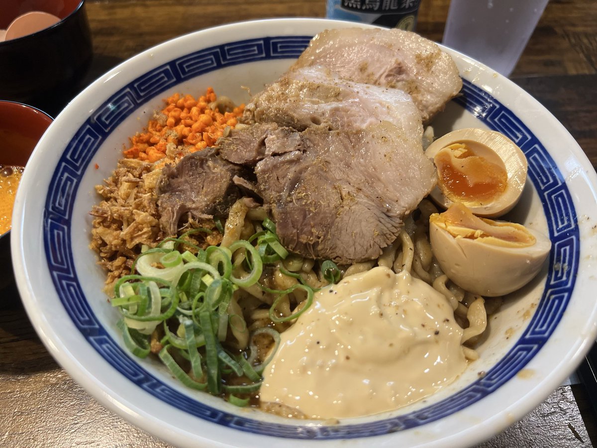 FamousePotato's tweet photo. 市ヶ谷にある二郎系ラーメン、豚基地。とんきち、とか言うおばちゃん達もいたが、豚基地(ブタベース)と読む。麺の量が100グラムから選択でき、食べやすいので皆さん待ってまーす🔥⚾️🔥
#豚基地
#スワローズ
#ヤクルト https://t.co/lGSdkwrMB7