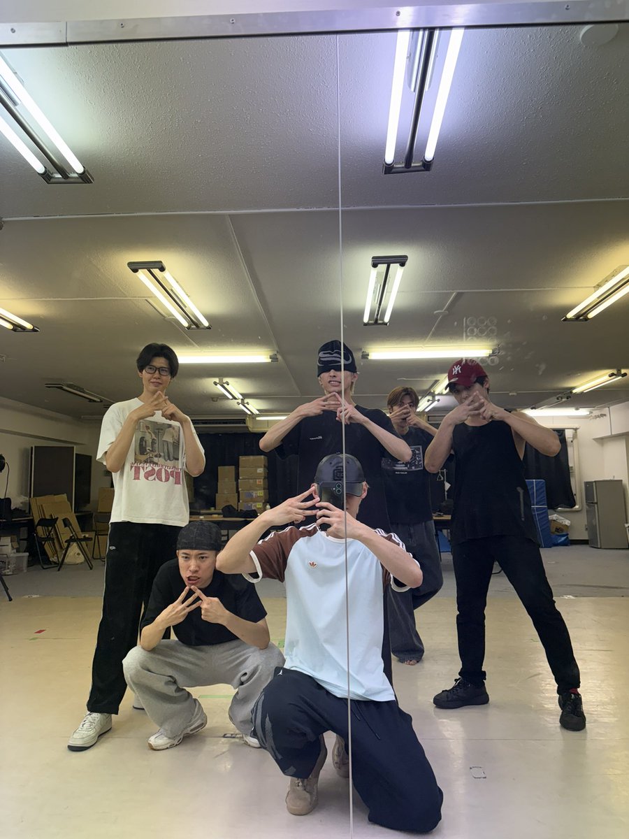 makibastar_maki's tweet photo. 6月28日ヤツルギ魂周年祭、お越しいただき
本当にありがとうございました！！🙇✨💚

今回、周年祭のCチーム6人で「BEAT ROGUE」という、事務所内の原宿YANKEEZ、裏原BROTHERZ、特撮Boyzの3グループのメンバーで構成されたグループを作りました。（BEAT ROGUEは、この周年祭でのみ活動するグループです）

このチームが決まって、どういうステージにするか
全員で考えるところから準備練習を進める中で、メンバー全員、1人1人の思い描く夢や将来について、話を聞いたり、感じられる機会が沢山ありました。

その描いていく将来は全員、本当に全く違うものでした。

僕はBEAT ROGUEの活動で使用する画像や映像、音源の準備など担当しましたが、準備を進める中「このメンバーが画像、コンセプトを準備したら、どんな世界観、画像、映像になるんだろう」と原宿YANKEEZの活動で準備している時より、色々考える機会がありました（BEAT ROGUEメンバー1人1人、活動している環境が違うからでしょう…）そのとき、誰が作ってもカッコいいんだろうな、面白いだろうなって思いました。

今回のBEAT ROGUEで楽しんでいただけた方が1人でも多ければ嬉しいなという気持ちですが、僕としては、もっと色んな作品やライブに触れて、時間をかけて、色んな世界を知っていきたい　と、視野が凄く広がったように感じます。

そしてもう一つ。メンバーのいろんな考え方にも触れて吸収することができた気がします。

というのも、誰かの考え方に感銘を受けたと言いたいわけではなく、色んな考え方があるから、自分の世界観と考え方をもっと尊重して主張して、創造していいんだな　と感じました

俺はばっしー（宇宙人とよく呼ばれる）だから、自分の世界観を周りより出しているだろうと思われがちです（僕を応援してくれている人はよくわかっていると思います）

でも、自分が皆んなに魅せたい世界は、まだまだ掘り下げて届けられていないと思いました　届けられたら絶対にみんなを幸せにできる　と思います。

以上のようなことがあって
僕はBEAT ROGUE 5人のメンバーに本当に感謝しています。

そして何より、楽しみにしてくれていた皆さん、応援してくれている皆んな。
みなさんがいなければ、僕（僕たち）は、今ここにはいないです。本当に、毎日感謝しています。
本当に、いつも言葉下手だけど、ありがとう。

ここからは、重要な原ヤンの話です。

俺たちは今、色々な方面に向けて、しっかりと下準備を進めています。
皆さんに「これが原ヤンだ」と思わせ続け、このブランドに感動してもらいたいです。

この先怖いことがあっても、メンバーは怖くても進んでいこうと思っています。

原ヤン魂を感じてもらえるよう、活動を続けていくので、楽しみに覚悟していて欲しいです。

うまく言葉でまとめられていないと思いますが、ありがとうございました。

これからも愛に心から感謝しています。
皆さん、愛しています。

これからもよろしくね！！！！