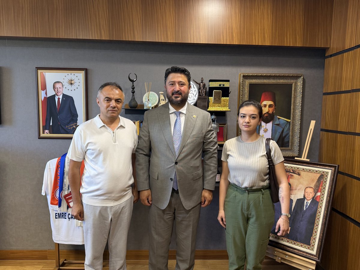EmreCaliskan_50's tweet photo. 📍TBMM

Nevşehirli hemşehrimiz Turan Kılıç ve kızı Dilan Kılıç’ı Gazi Meclisimizde misafir ettik.

Nazik ziyaretleri için teşekkür ediyorum. https://t.co/6iXwglHGrU