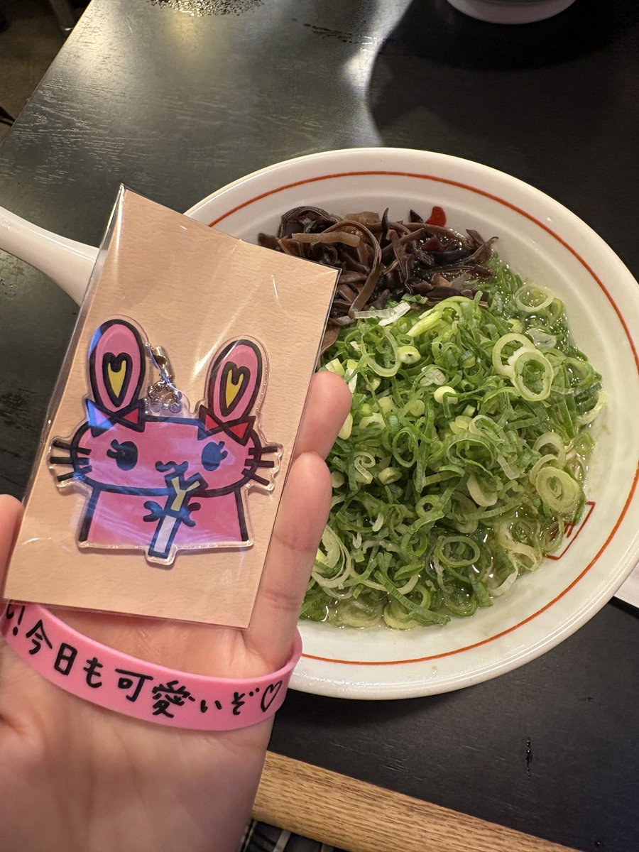 Peng07131's tweet photo. 〜さゆとラーメンとヲタク〜(先日)
「最初にラーメンを2杯食べてたのはいつだっけ？」「空港で食べてたのはいつ？」と拉麺談義。久々にここのラーメン食べたけど、美味しかったー🍜🐰🍜
二次会はスシローへ🍣ラーメンを腹に携えていたため控えめに！煮あなご塩わさび、美味しいです…！！ https://t.co/wn24Cdj944