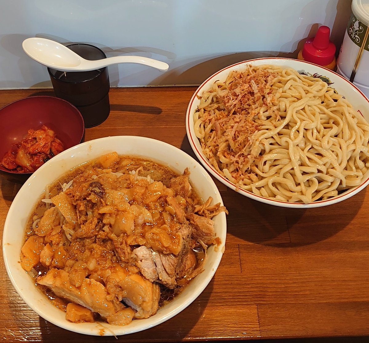 1982SPEED's tweet photo. 麺屋大金
栃木県宇都宮市
大つけ麺
麺増し700ｇ
麺硬め
ヤサイマシ
アブラ
豚1枚
キムチ

最高に美味しかったです😋
ごちそうさまでした🙌🙌 https://t.co/CbejgPkprD