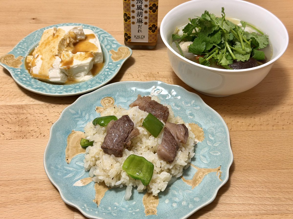 x875239x's tweet photo. 最近の夕飯たち🍽️

🍖ハンバーグ
🐓カオマンガイ
🍚牛ステーキガリバタチャーハン
🐷豚こま南蛮

作って写真は撮るけど載せ忘れがち🤷🏻‍♀️

#おうちごはん https://t.co/6SnqnejiKP