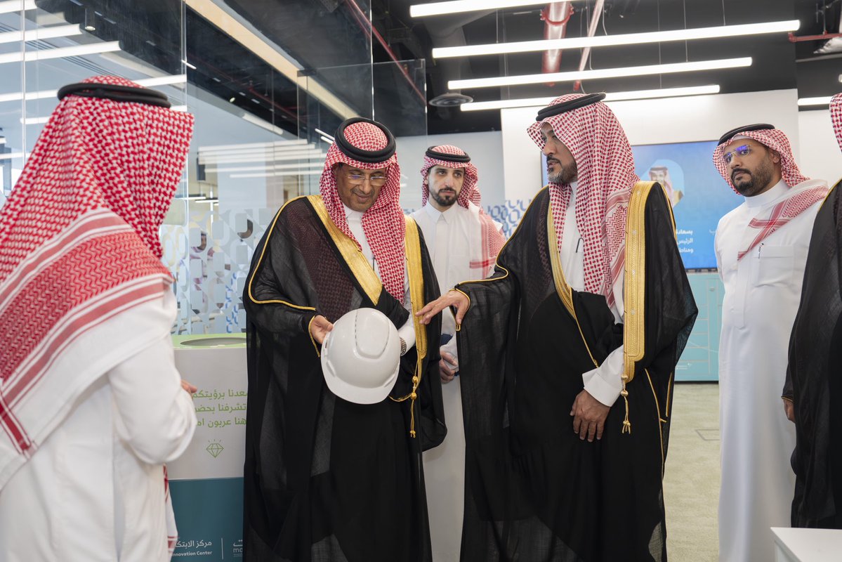 Sami_Alhussaini's tweet photo. استضفنا اليوم في مقر "منشآت" الرئيس التنفيذي للهيئة السعودية للمدن الصناعية ومناطق التقنية "مدن" المهندس ماجد العرقوبي، حيث اطّلع على أبرز البرامج الداعمة لنمو المنشآت الصغيرة والمتوسطة.
تأتي هذه الزيارة امتداداً للتكامل بين المنظومة الريادية والصناعية، بما يعزز استفادة رواد الأعمال من الفرص في المدن الصناعية، ويدعم توسع منشآتهم ورفع مساهمتها في الاقتصاد الوطني.