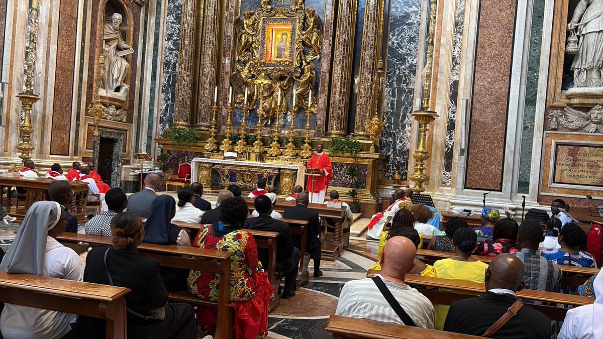 acprdcongo's tweet photo. #Rome : L’ambassade de la République démocratique du Congo (RDC) près le Saint-Siège a organisé mardi une messe à la basilique Sainte-Marie-Majeure, à l’occasion de la fête de l’indépendance de la RDC, a constaté l’ACP.

Plusieurs ambassadeurs accrédités près le Saint-Siège et près la présidence italienne (palais du Quirinal) ont pris part à cette célébration eucharistique, présidée par l’aumônier catholique congolais à Rome, le père Roger Tshimanga.

Découvrez d’autres informations sur notre site web https://t.co/tGEWJ2Bgzn