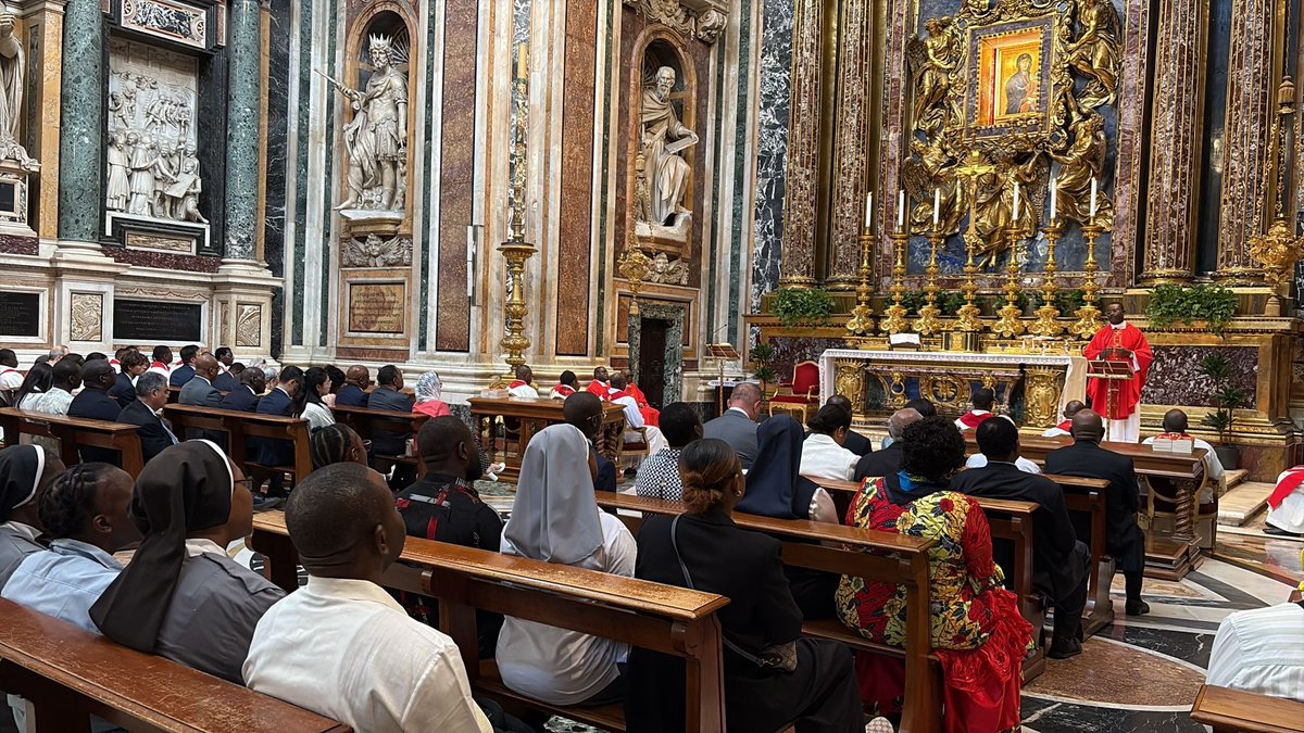 acprdcongo's tweet photo. #Rome : L’ambassade de la République démocratique du Congo (RDC) près le Saint-Siège a organisé mardi une messe à la basilique Sainte-Marie-Majeure, à l’occasion de la fête de l’indépendance de la RDC, a constaté l’ACP.

Plusieurs ambassadeurs accrédités près le Saint-Siège et près la présidence italienne (palais du Quirinal) ont pris part à cette célébration eucharistique, présidée par l’aumônier catholique congolais à Rome, le père Roger Tshimanga.

Découvrez d’autres informations sur notre site web https://t.co/tGEWJ2Bgzn